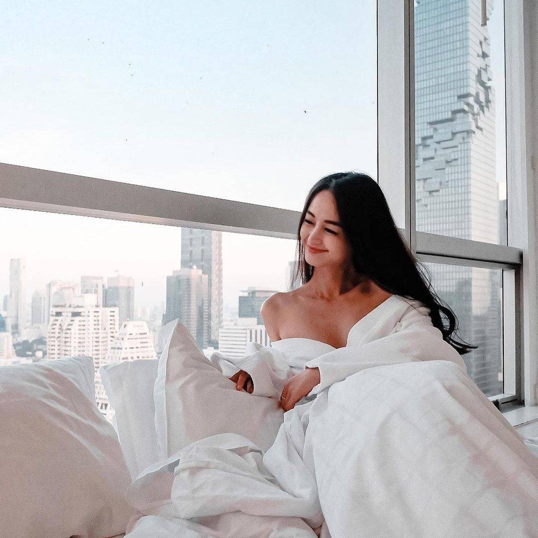 Our G Deluxe rooms have an entirely white, minimal aesthetic that creates a sense of calm and beauty so immersive you’ll never want to leave.

จะหยุดยิ้มได้ไงในเมื่อฉากหลังสวยๆแบบนี้ ก็ต้องยิ้มสู้กล้องกันหน่อยละ!

หากอยากได้รูปแบบนี้ไว้อวดในฟีดแค่จองโปร “เราเที่ยวด้วยกัน” ก็จบ! ข้อมูลเพิ่มเติม https://bit.ly/35DhEmo

Cr📸 @mininooaae 
.
.
.
.
.
.
.
.
#pullmanbangkokhotelg #hotelsg #lifestylehotel #bangkokhotel #bangkokstaycation #bangkoklife #bangkok #bangkokcity #bangkokcityvibes #silom #sathorn #staycation #whiteroom #whitedecor #staycationmode #ห้องพักสุดคุ้ม #roomwithaview #hotelroomview #เราเที่ยวด้วยกัน