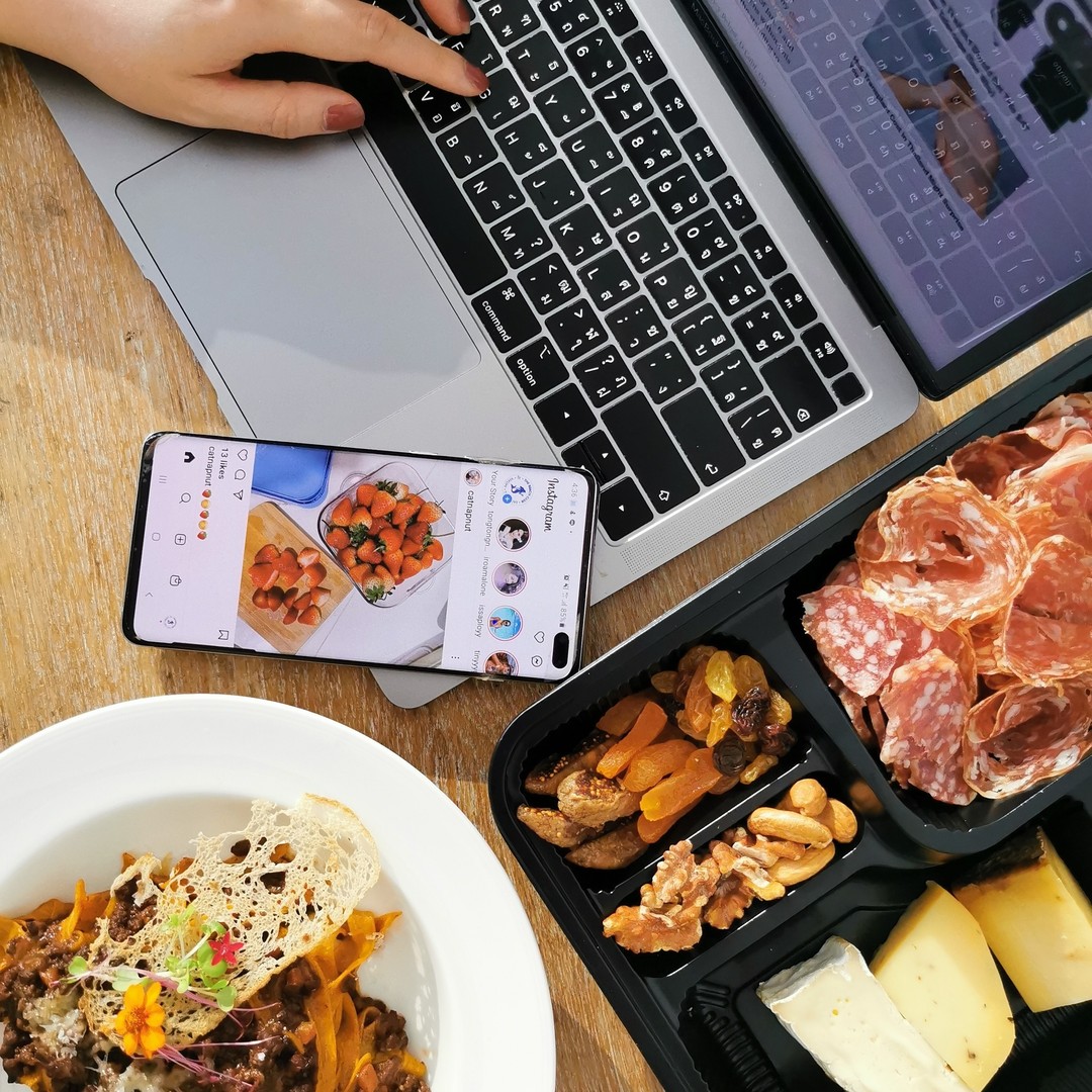 Working from home and no time to cook? Don't fret, Scarlett has got you covered! Priced at only THB 480 net, our delicious set menu is made with high-quality ingredients and inspired by authentic French cuisine. The set consists of 2 courses, with several starters and main dishes options to choose from, such as Akami Tuna Salad, French Onion Soup, Truffle Risotto, Fettuccine Vongole and more!

Available for takeaway and delivery every day from 12PM - 8:30PM. Order by adding us on LINE @ScarlettBKK and FREE delivery within 3 kms, or else via Grabfood and Lineman.

งานก็ต้องทำ บ้านก็ต้องดูแล จะมีเวลาไปทำอาหารอีกได้ไง! หายห่วงเพราะสการ์เล็ตช่วยคุณได้กับเซตเมนู 2-คอร์ส ราคาเพียง 480บาทถ้วน รวมเมนูเรียกน้ำย่อย 1 จาน และเมนูหลักอีก 1 จาน ที่มีเมนูมากมายให้คุณเลือกตั้งแต่ ซุปทรัฟเฟิล ริซอตโตทรัฟเฟิล เฟตตูชินี่วองโกเลย์ สลัดอะกามิทูน่า ซุปหัวหอมฝรั่งเศส และอีกเพียบ!

เมนูเทคอะเวย์และเดลิเวอรี่ สามารถสั่งได้ทุกวันตั้งแต่เที่ยงวัน - 2ทุ่มครึ่ง! สั่งโดยตรงกับทางร้านผ่านไลน์ที่ @Scarlettbkk ส่งฟรีทันทีภายใน 3กม. หรือจะสะดวกสั่งผ่าน Grabfood และ Lineman ได้เช่นกัน
.
.
.
.
.
.
.
.
.
.
#scarlettbkk #scarlettbangkok #randblab #frenchcuisine #frenchrestaurant #frenchfood #bkkfoodie #bangkokfoodie #อาหารฝรั่งเศส #ร้านอาหารฝรั่งเศส #fooddelivery #freedelivery #bkkfoodsters #eatdrinkbkk #deliverybkk #bkkdelivery #bangkokdinner #bangkokdelivery #silom #sathorn #กินไรดี #สั่งอาหาร #สั่งเดลิเวอรี่ #เดลิเวอรี่ #สั่งอาหารออนไลน์ #อร่อยฟินกินอยู่บ้าน #Scarlettathome