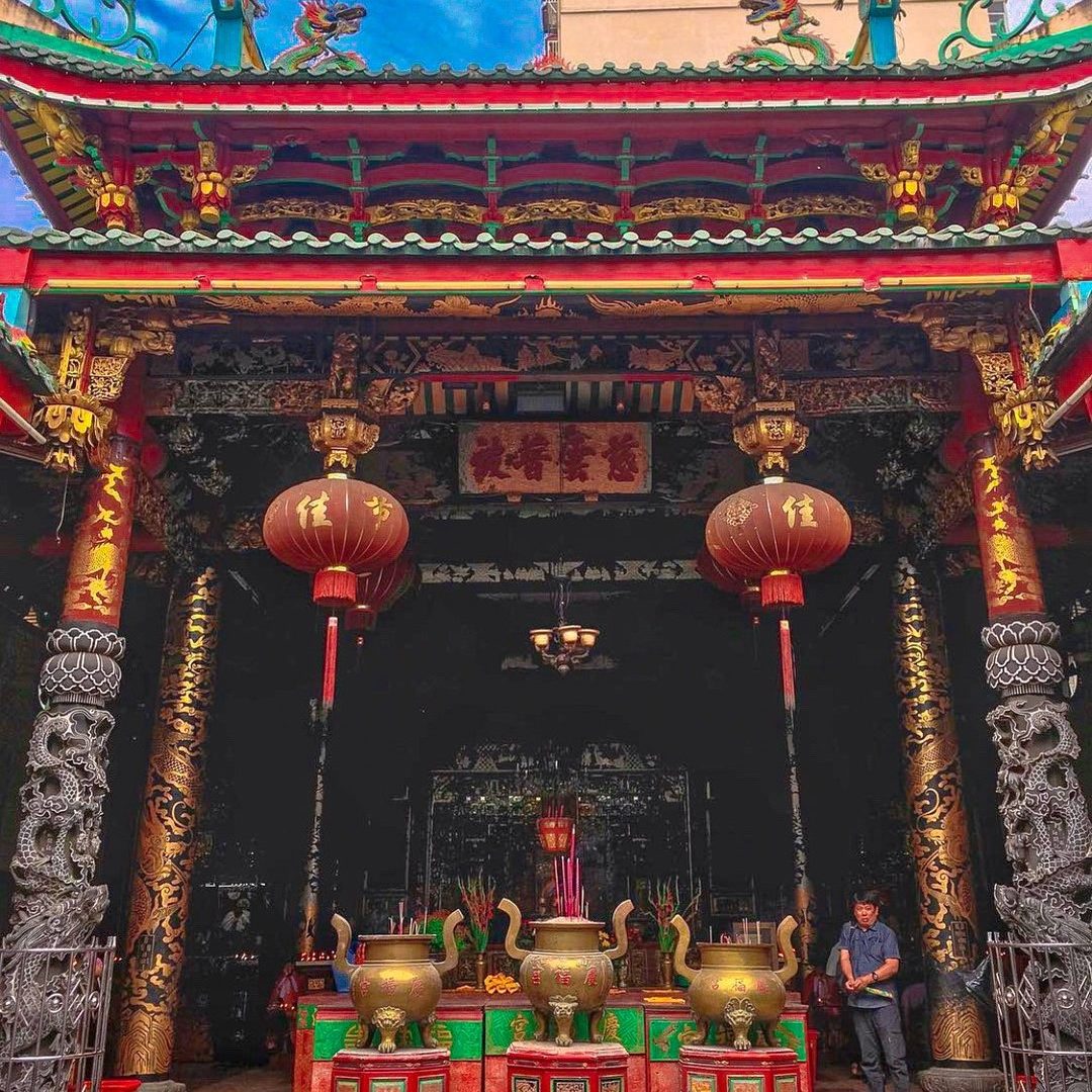 Kheng Hock Keong is the largest Chinese temple in Yangon. Supported by Hokkien association, the 100 year old temple is most lively in the evening when it's thronged with worshippers offering candles and flowers.✨
.
.
.
#myanmarburma #yangonlife #chinesetemple #templeinyangon #yangoncity #myanmartrip #myanmar #yangon #beautyofmyanmar #instasian #myanmarphotos #travelasia #instamyanmar #lovetheworld #agameoftones #burmese #lifewelltravelled #exploremore