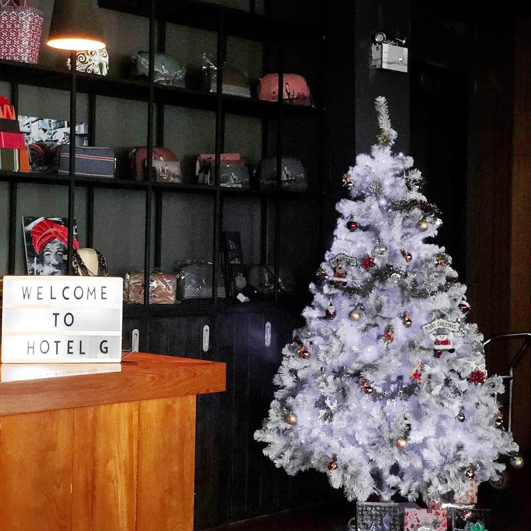 White Christmas vibe in our lobby 🤍✨
.
.
.
#hotelgyangon #hotelsg #hotelinyangon #lifestylehotel #yangon #myanmar #trendy #whitechristmastree #whitetheme #whitedecor #christmastree #festiveseason #festivevibes #yangonlife #christamastree #christmassesason #festiveitem #hotelgchristmas #travelseason