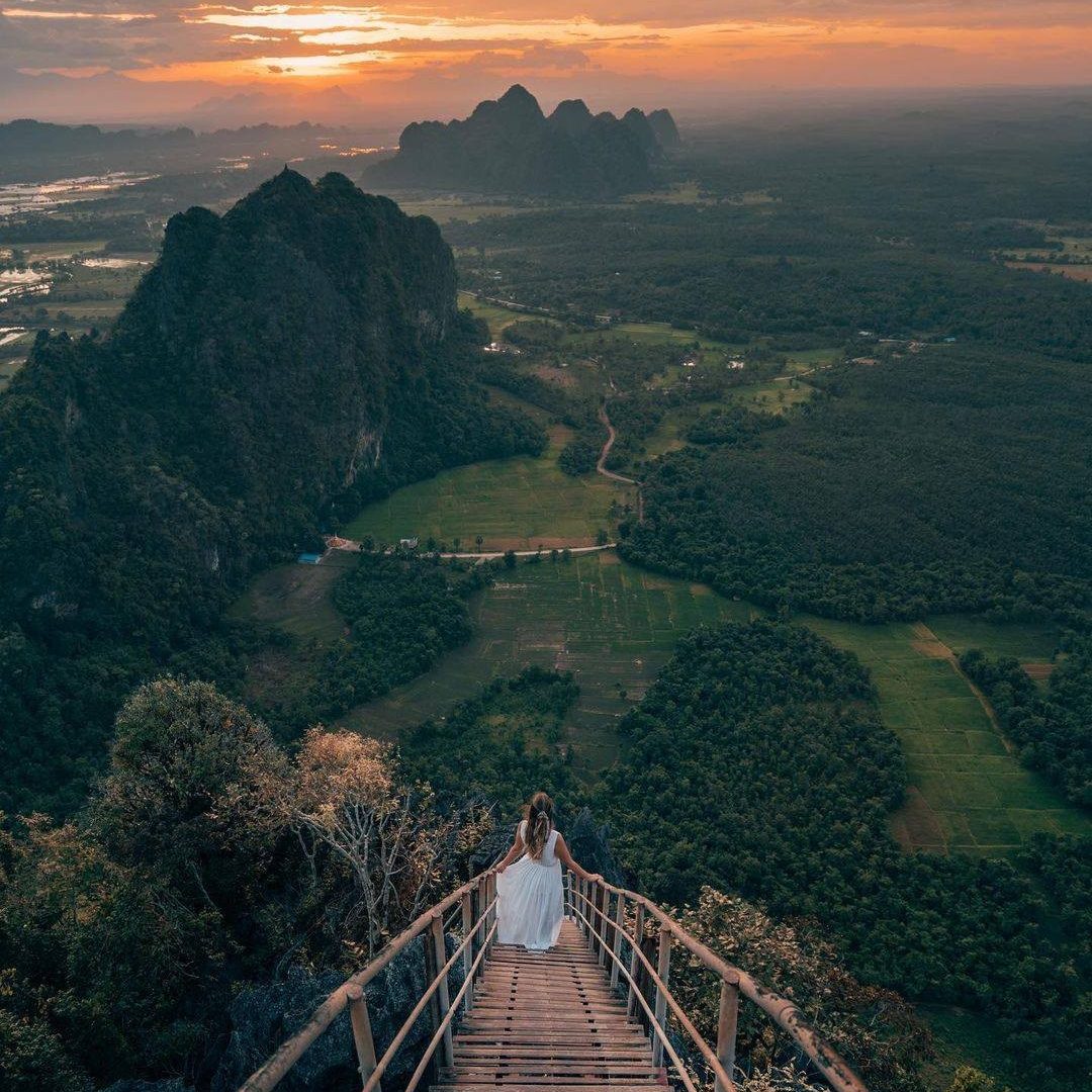 This is one of the famous destination in Myanmar that attracts thousands of tourists each year to experiece the sunset/sunrise from Taung Wine moutain. This stunning hike will offer a one-of-a-kind 360 degrees view, where you can enjoy some gorgeous mountains and landscapes.  It is located in Hpa-An city, the capital of the Karen State. Make sure to put this trip on your bucketlist if you love hiking and adventure! 
Crd to @allaboutwanderlust_ 
.
.
.
#myanmarburma #karennibeauty #karenstate #taungwinemountain #hikingadventures #karenadventure #taungwinehill #adventuretime #myanmartrip #myanmar #yangon #beautyofmyanmar #instasian #myanmarphotos #travelasia #instamyanmar #lovetheworld #agameoftones #burmese #lifewelltravelled #exploremore #exploreasia #tlpicks #bbctravel #travellingthroughtheworld #beautifuldestinations #natgeotravel #artofvisuals