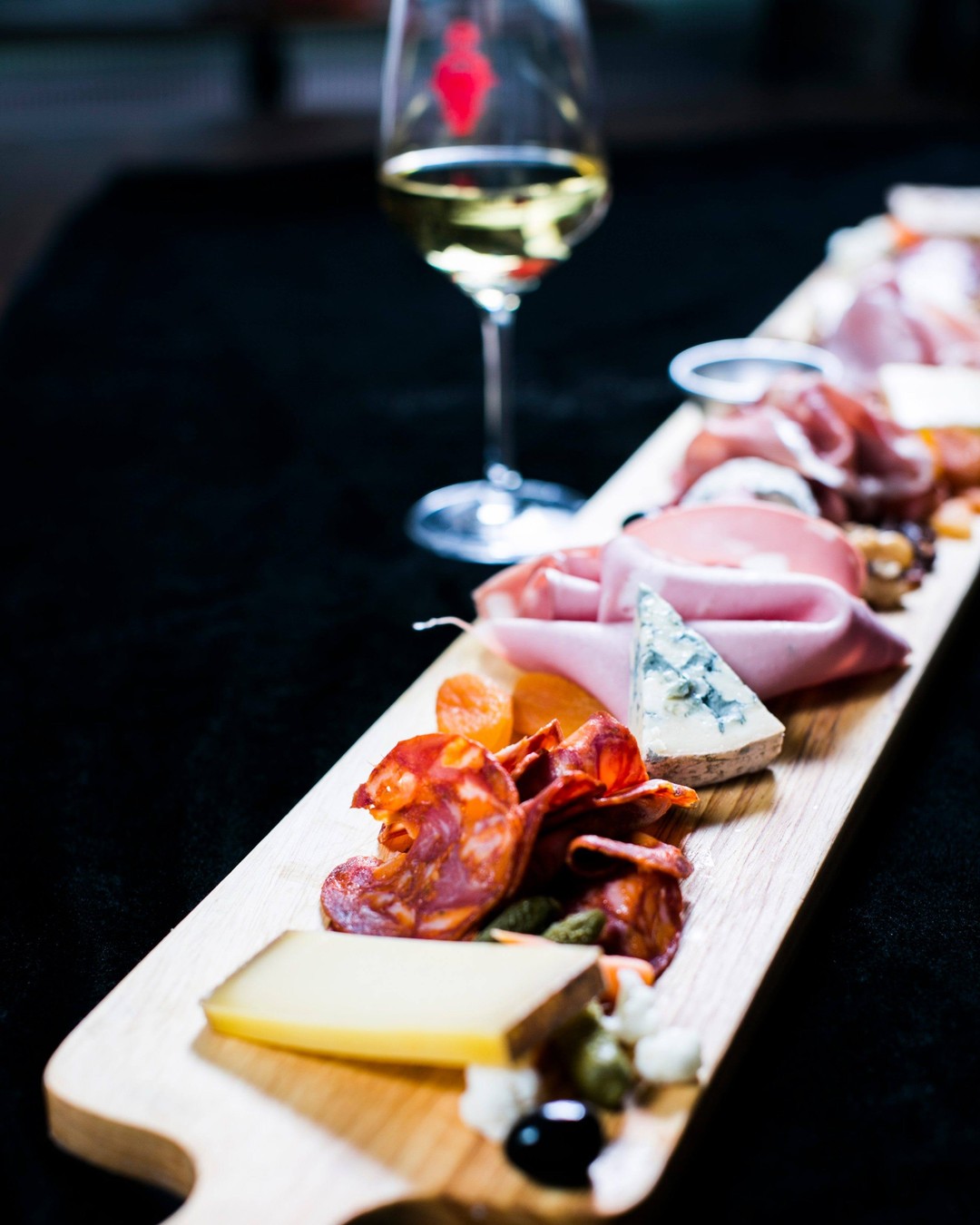 What a perfect day for a glass of wine, some cold cuts and cheese 🍷