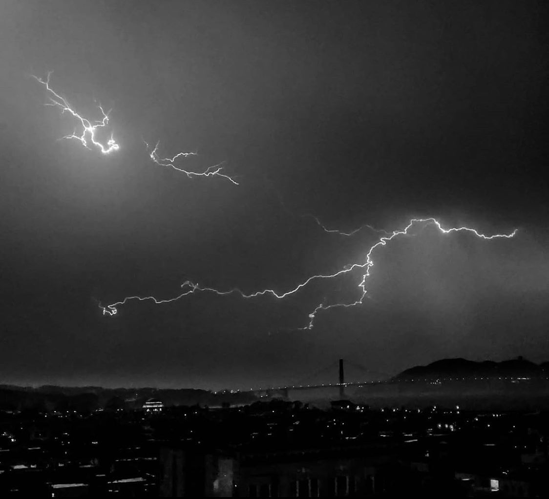 Wild, warm summer lightning storm in San Francisco ⚡️⚡️⚡️ // Stunning capture by @stuinsf // #glifesf #sanfrancisco #7x7bayarea #alwayssf #onlyinsf #nowrongwaysf #lightning #bayarea #californialove