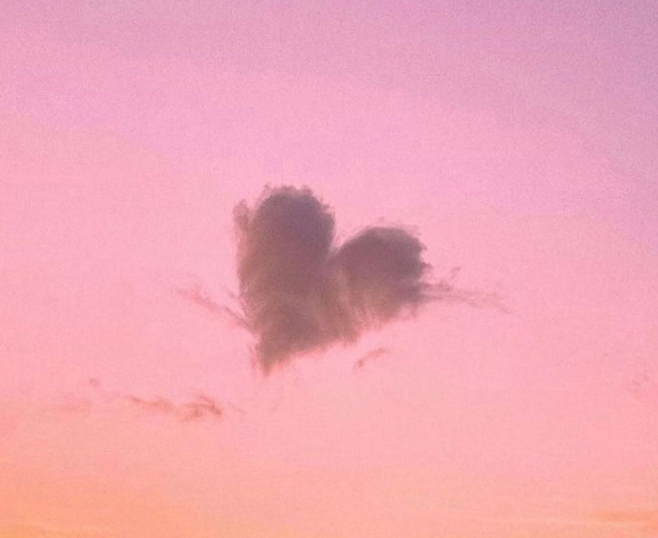 Sending lots of love to all the moms out there today, especially our healing Mother Earth 💕🌎✨// 📸@hi_dongwon•••••#mothersday #motherearth #mom #mama #happymothersday #heart #skyporn